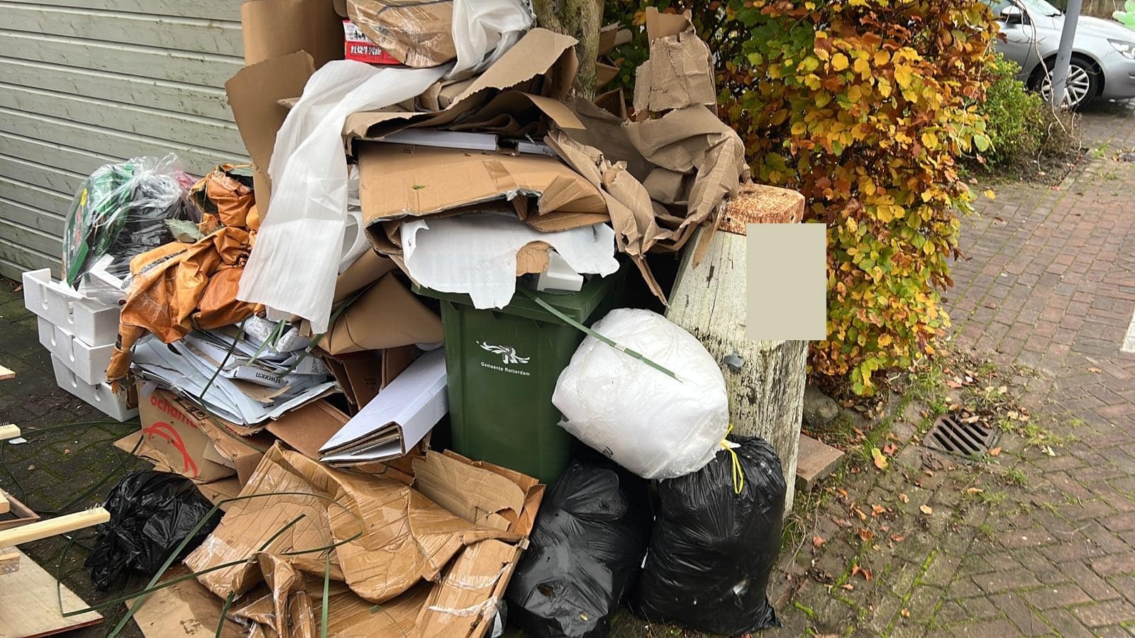 Karton, piepschuim en zakken gebundeld aan de straat voor afvoer