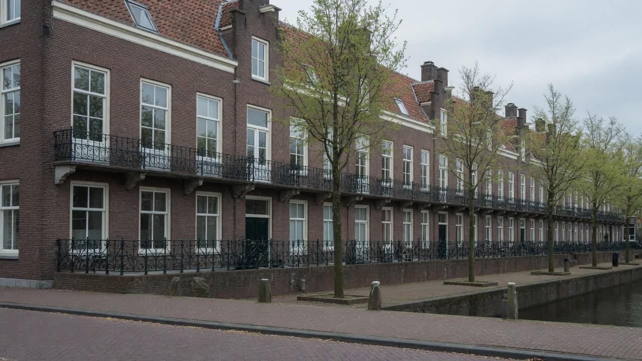 Monumentale rij aan het water met hoge ramen en smeedijzeren hekwerk
